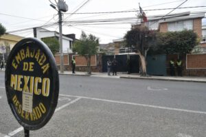 Salvoconductos a exautoridades asiladas en la Embajada de México