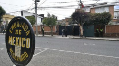 Salvoconductos a exautoridades asiladas en la Embajada de México