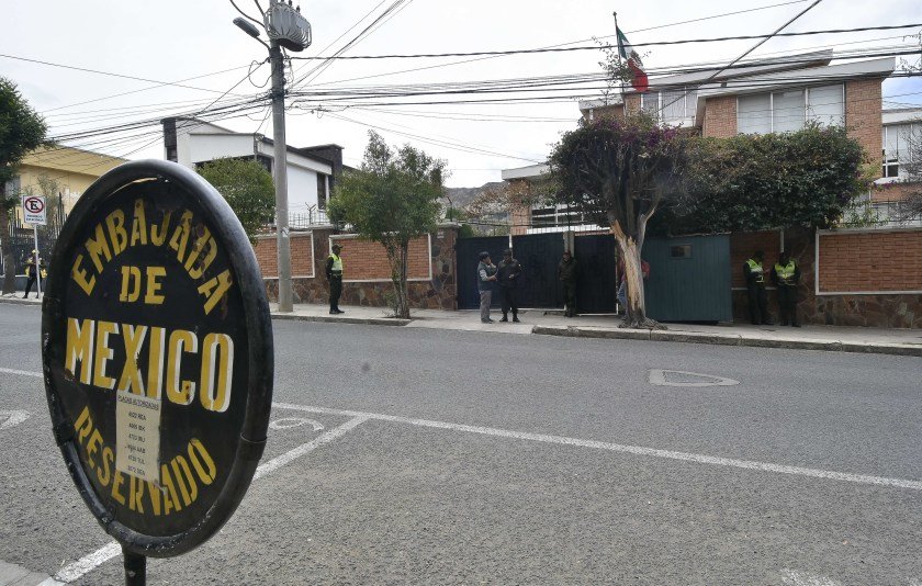 Salvoconductos a exautoridades asiladas en la Embajada de México
