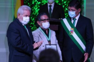César Espada Morales recibe distinción en Santa Cruz