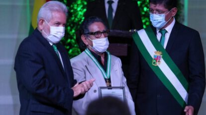 César Espada Morales recibe distinción en Santa Cruz