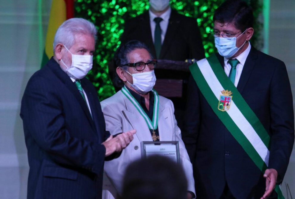 César Espada Morales recibe distinción en Santa Cruz