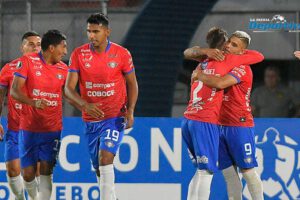Festejo de los jugadores de Wilstermann por el triunfo ante Peñarol