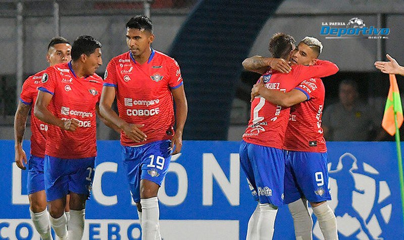Festejo de los jugadores de Wilstermann por el triunfo ante Peñarol