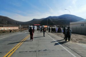 Bloqueo de carretera Oruro-Pisiga por falta de pago de sueldos a médicos