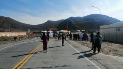 Bloqueo de carretera Oruro-Pisiga por falta de pago de sueldos a médicos