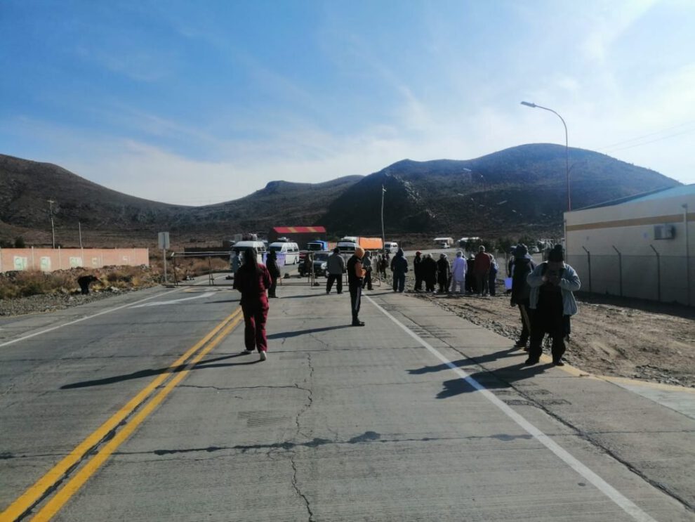 Bloqueo de carretera Oruro-Pisiga por falta de pago de sueldos a médicos