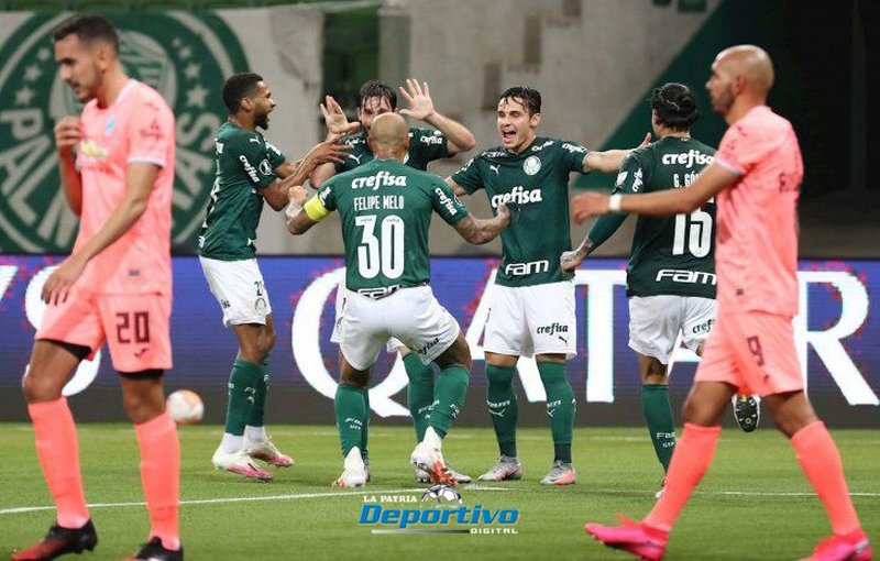 Festejo de los jugadores del cuadro brasileño ante la tristeza de los integrantes de Bolívar