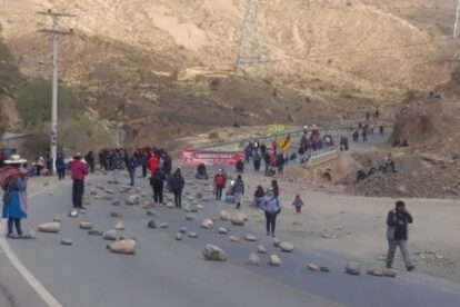 Bloqueo carretera Potosí-Oruro por mineros en demanda de pago de salarios