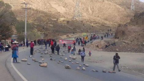 Bloqueo carretera Potosí-Oruro por mineros en demanda de pago de salarios