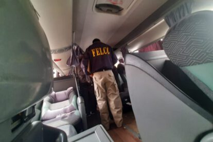 Bebé fallece en el interior de un bus