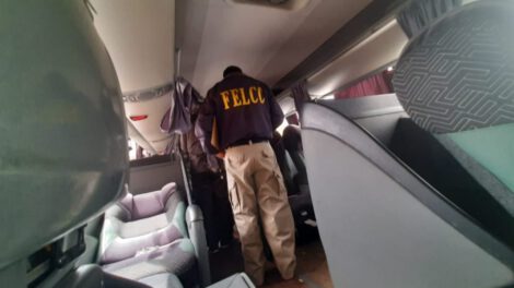 Bebé fallece en el interior de un bus