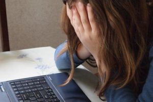 Profesor denuncia fotos íntimas a alumnas en Oruro