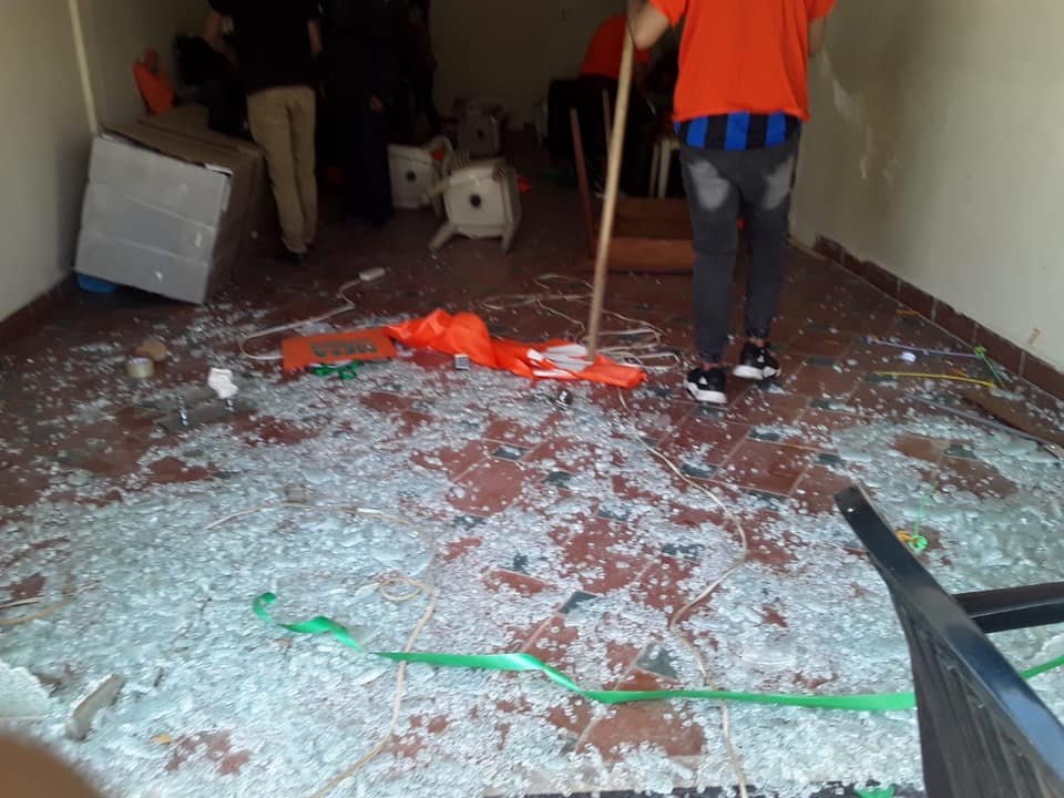 Destrozos en casa de campaña de Comunidad Ciudadana en Villa Pagador