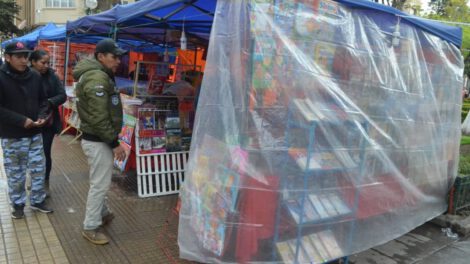 Feria del libro en Oruro a pesar del mal tiempo