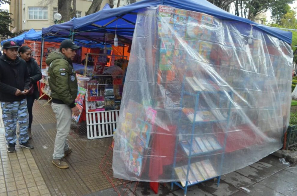 Feria del libro en Oruro a pesar del mal tiempo