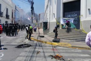 Protesta en la Fiscalía en Sucre exigiendo renuncia de Lanchipa