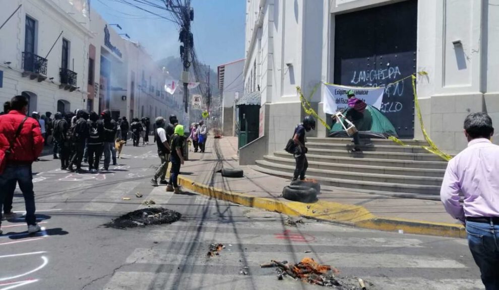Protesta en la Fiscalía en Sucre exigiendo renuncia de Lanchipa