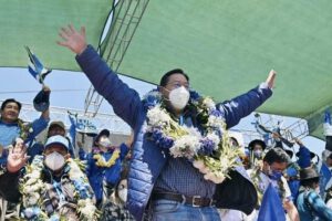 Luis Arce denuncia guerra sucia en su contra