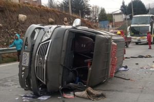 Minibús volcó en la Autopista de La Paz
