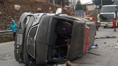 Minibús volcó en la Autopista de La Paz