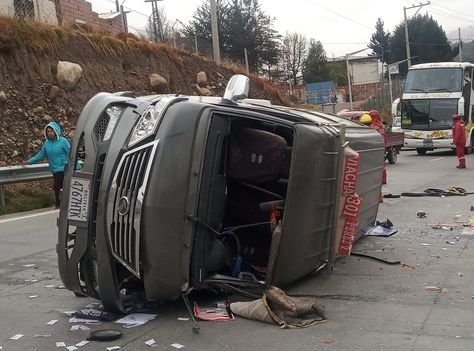Minibús volcó en la Autopista de La Paz