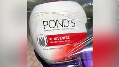 Mujer en coma tras usar crema antiarrugas contaminada