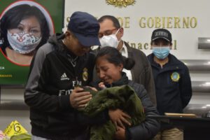 Beba Samanta rescatada y regresa a los brazos de su madre