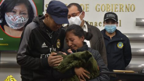 Beba Samanta rescatada y regresa a los brazos de su madre