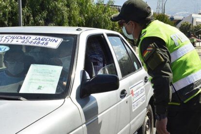 Familiares de policías fallecidos reciben cheques por Covid-19