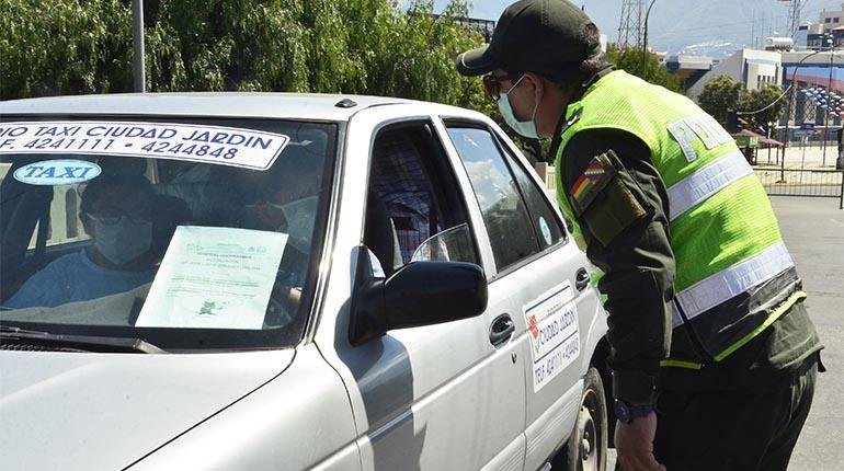 Familiares de policías fallecidos reciben cheques por Covid-19
