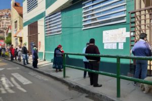 Fila de personas en la Unidad Educativa Jorge Oblitas