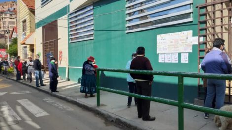Fila de personas en la Unidad Educativa Jorge Oblitas