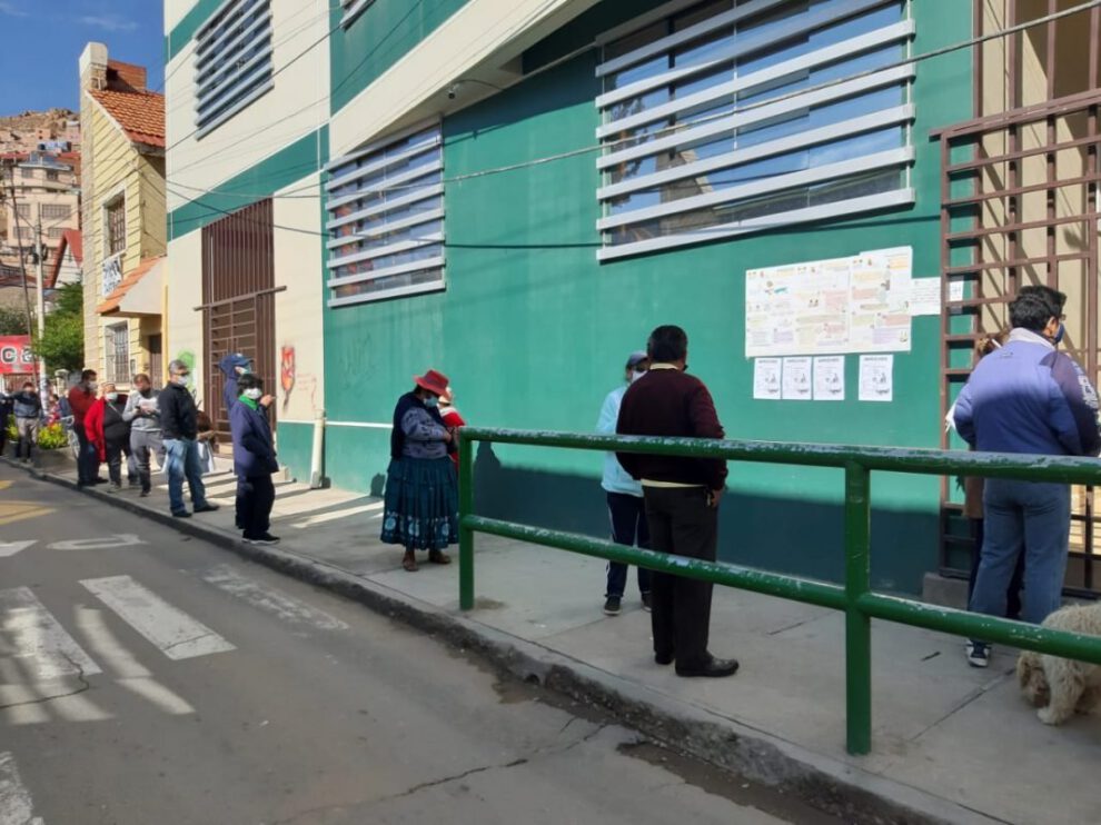 Fila de personas en la Unidad Educativa Jorge Oblitas