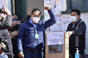 Luis Arce emitiendo su voto en las elecciones