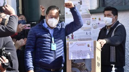 Luis Arce emitiendo su voto en las elecciones