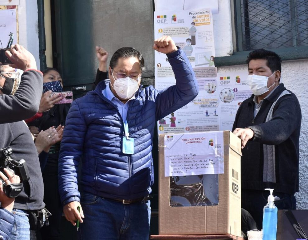 Luis Arce emitiendo su voto en las elecciones