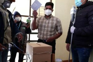 Feliciano Mamani emite su voto en las elecciones bolivianas