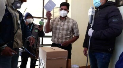 Feliciano Mamani emite su voto en las elecciones bolivianas