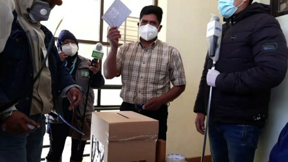 Feliciano Mamani emite su voto en las elecciones bolivianas
