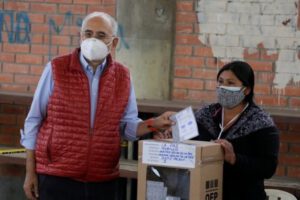 Carlos Mesa emitiendo su voto en las elecciones de Bolivia