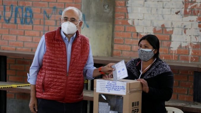 Carlos Mesa emitiendo su voto en las elecciones de Bolivia