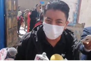Marco Pumari emite su voto en Potosí