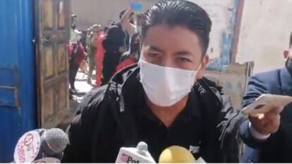 Marco Pumari emite su voto en Potosí