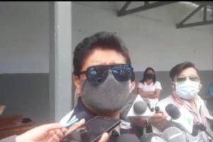 Alcalde Saúl Aguilar emite su voto en Oruro