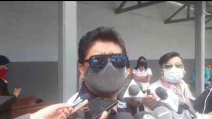Alcalde Saúl Aguilar emite su voto en Oruro