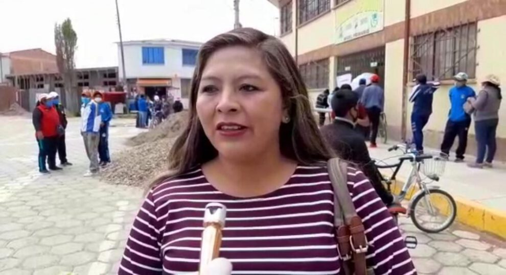 Candidata a diputada del MAS emite su voto