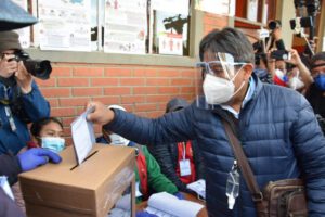 David Choquehuanca depositando su voto