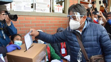 David Choquehuanca depositando su voto