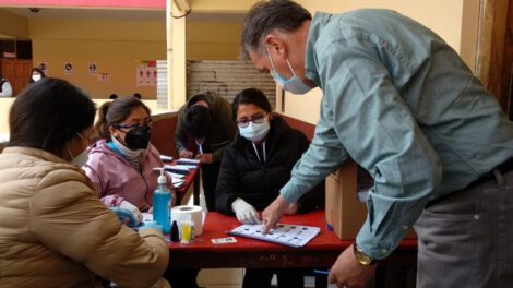 Fernando Dehne emite su voto en las elecciones